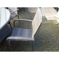 4 tuinstoelen en ronde tafel