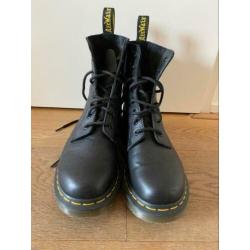 Dr. Martens maat 39 2 keer gedragen dus echt als nieuw