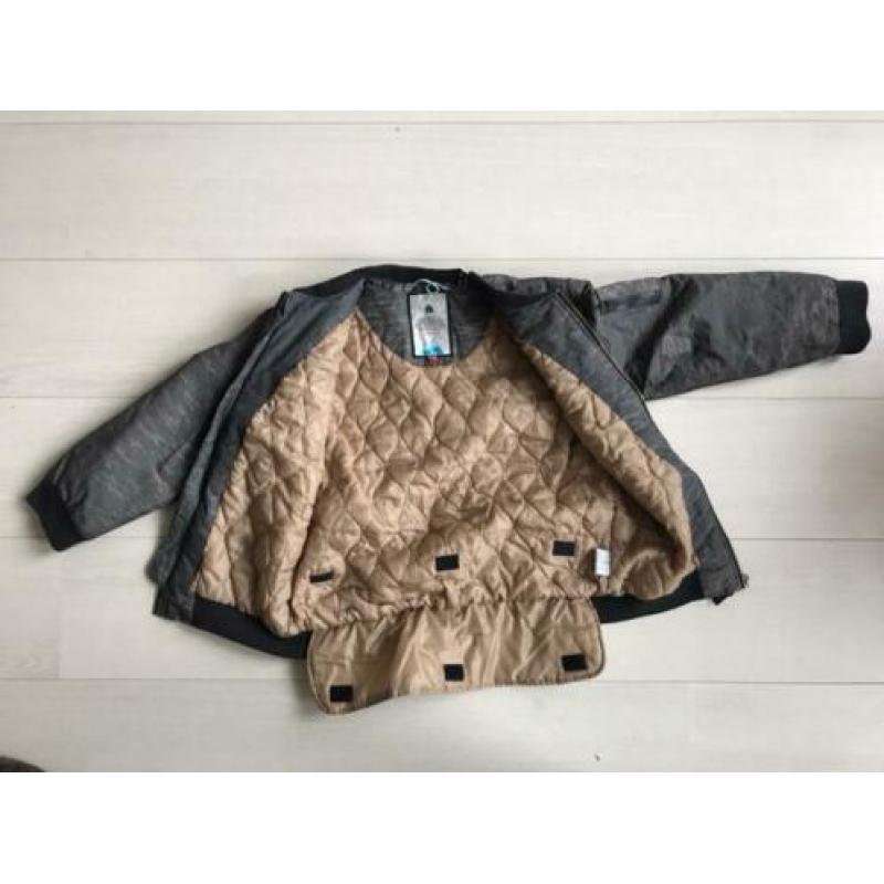 Popupshop jas met ogen maat 8/9 of 122/128