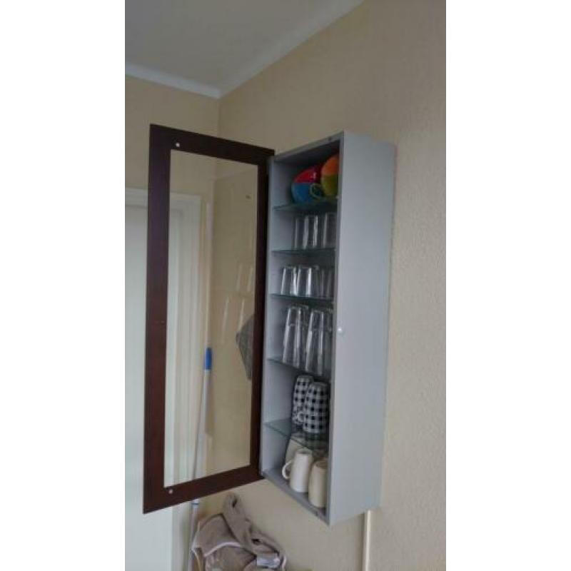 Wand vitrinekast, ideaal voor spullen