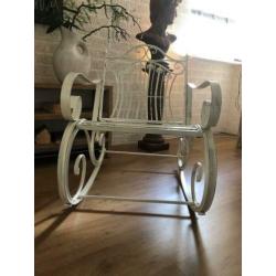Prachtige pitoreske schommelstoel, smeedijzer, kleur oldwhit