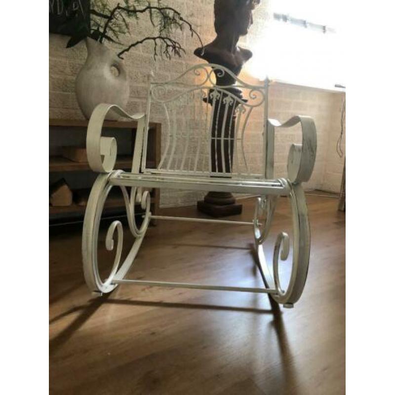 Prachtige pitoreske schommelstoel, smeedijzer, kleur oldwhit