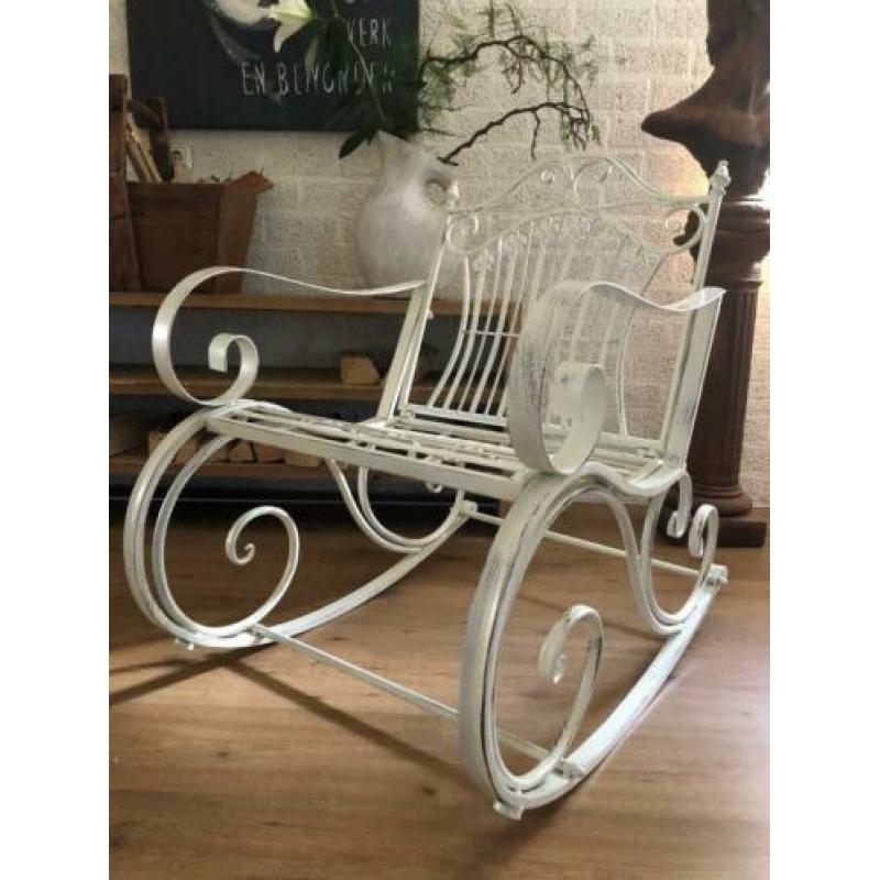 Prachtige pitoreske schommelstoel, smeedijzer, kleur oldwhit
