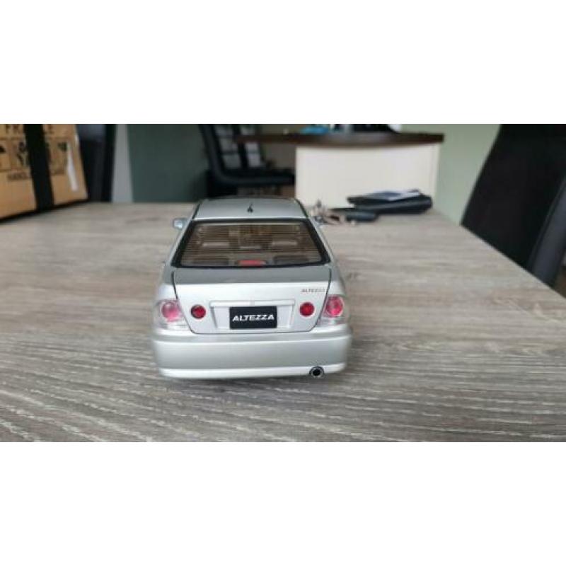 Toyota Altezza Lexus is200 schaal 1:18