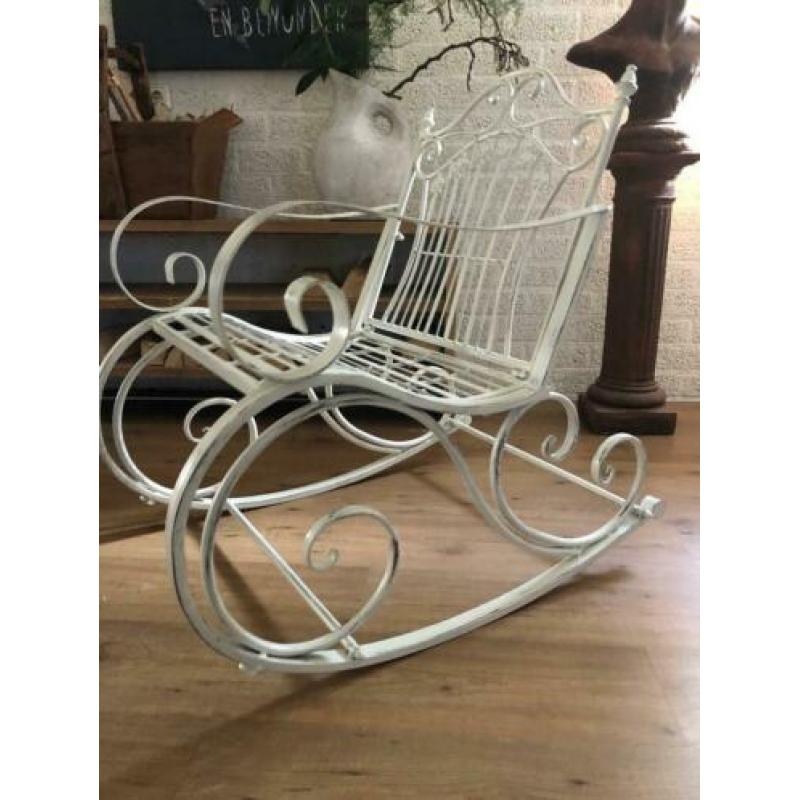 Prachtige pitoreske schommelstoel, smeedijzer, kleur oldwhit