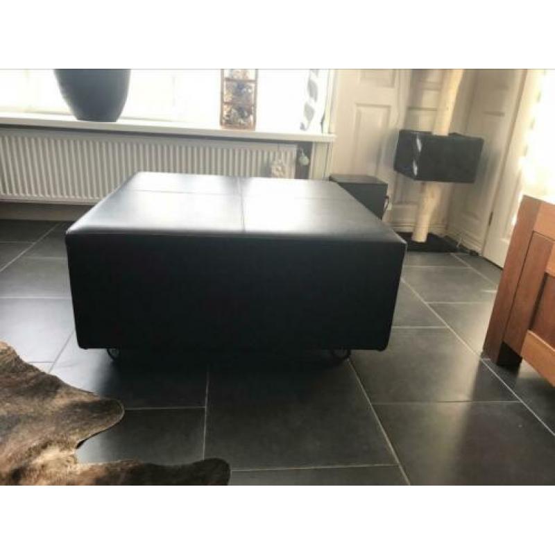 Mooie grote vierkante leten hocker met wieltjes