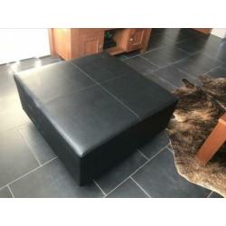 Mooie grote vierkante leten hocker met wieltjes