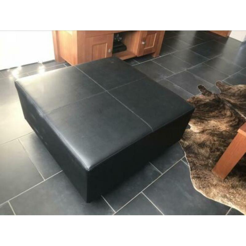 Mooie grote vierkante leten hocker met wieltjes