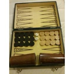 back gammon, spel in klein koffertje