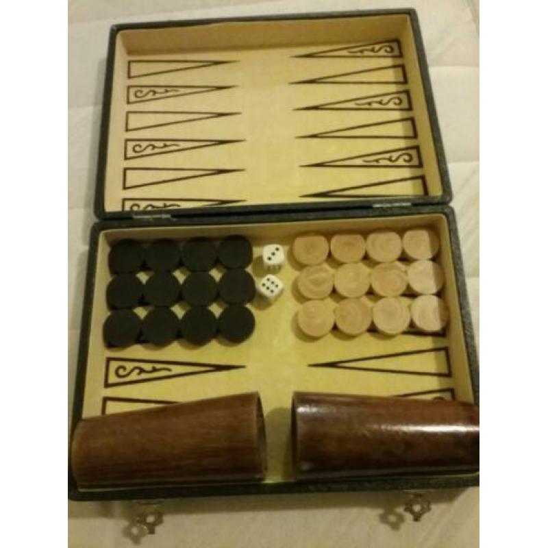 back gammon, spel in klein koffertje