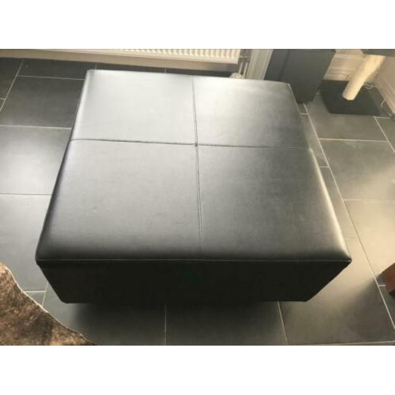 Mooie grote vierkante leten hocker met wieltjes