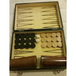 back gammon, spel in klein koffertje