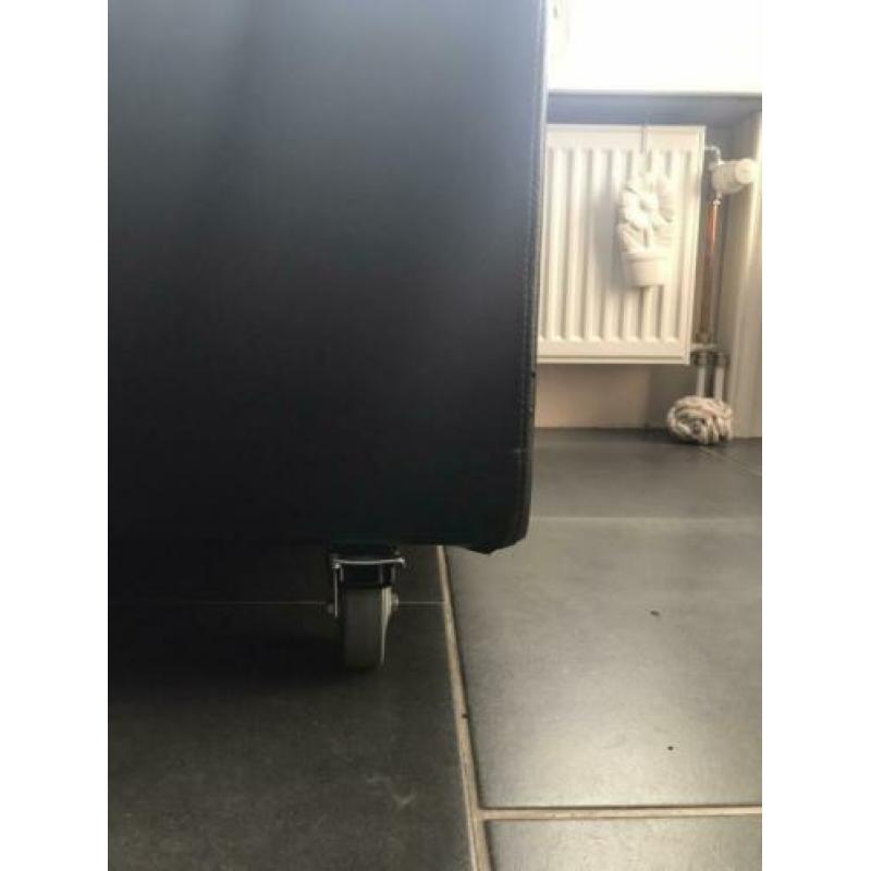 Mooie grote vierkante leten hocker met wieltjes