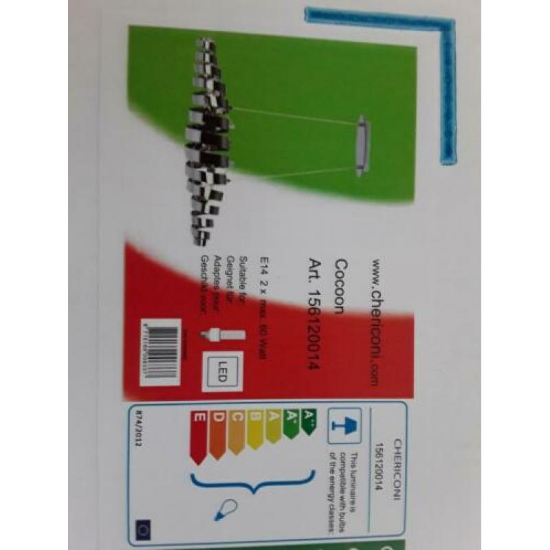 Een metalen cocoon hanglamp