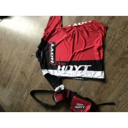 T-shirts van HOYT en linkse pijlen tas