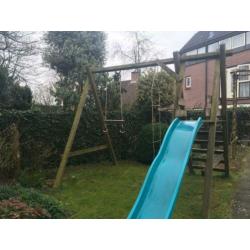 Speeltoestel met glijbaan en diverse accessoires