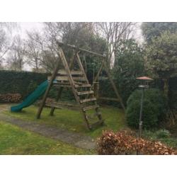Speeltoestel met glijbaan en diverse accessoires