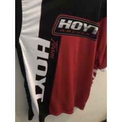 T-shirts van HOYT en linkse pijlen tas