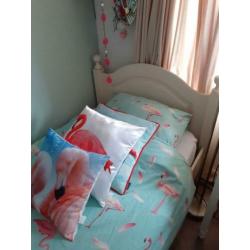 Bed met nachtkastje