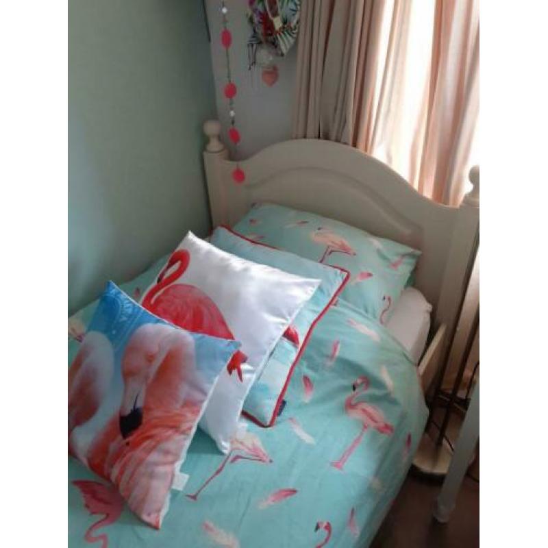 Bed met nachtkastje