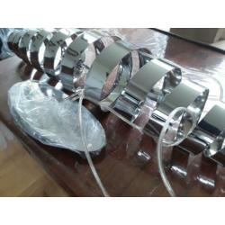 Een metalen cocoon hanglamp