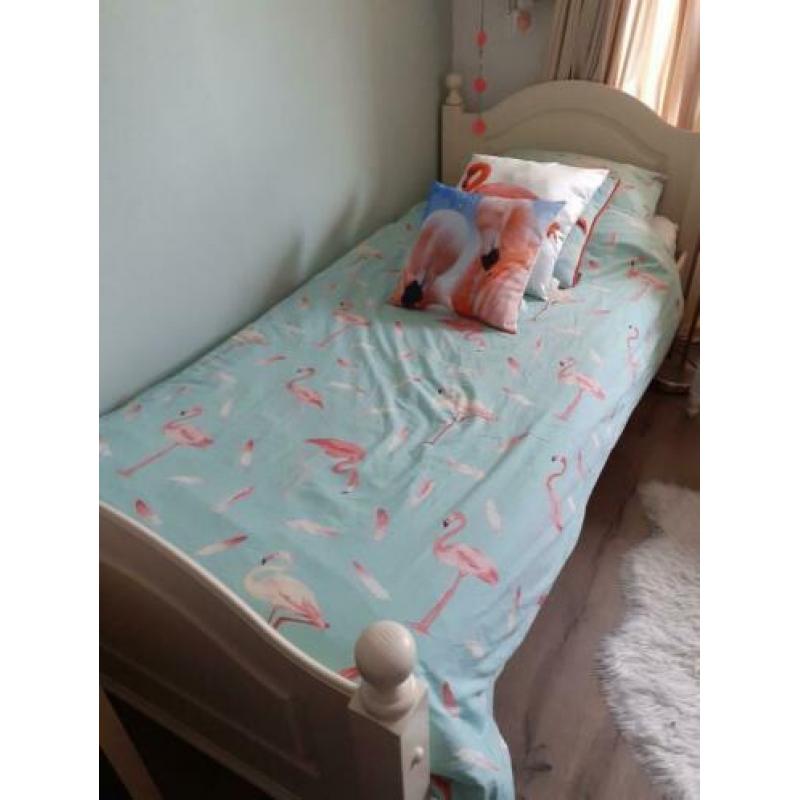 Bed met nachtkastje