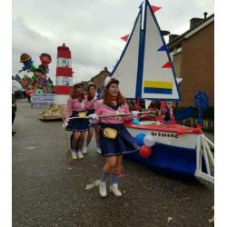 Carnaval optocht loopgroep boot vuurtoren matrozen