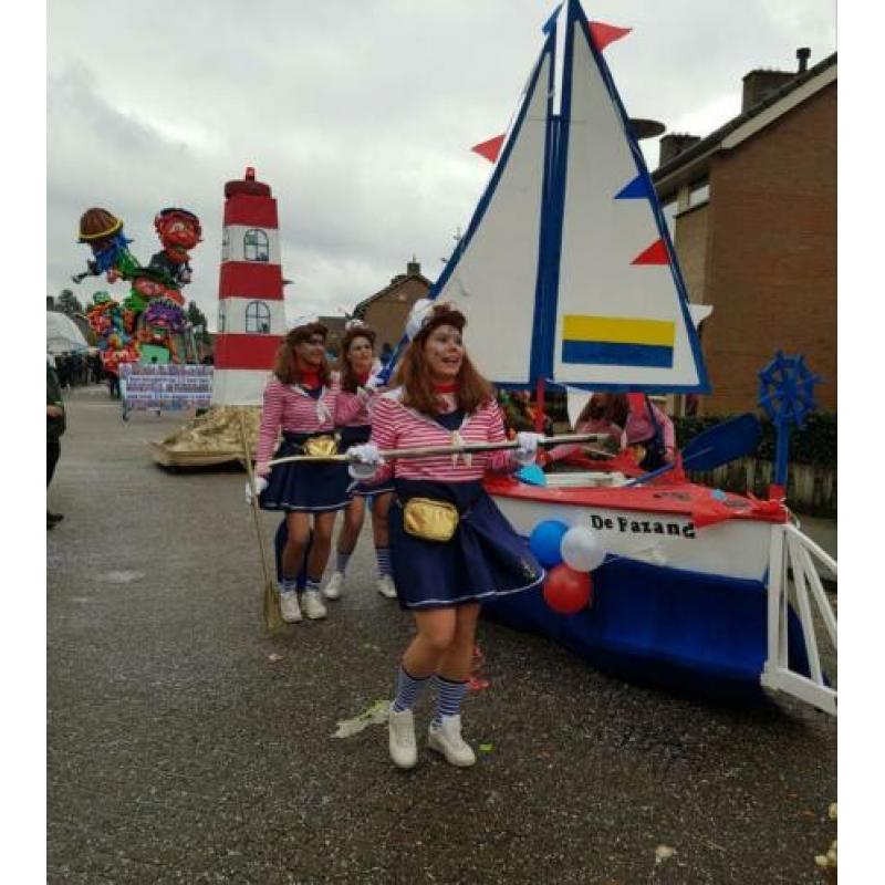 Carnaval optocht loopgroep boot vuurtoren matrozen
