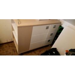 Commode met bijpassend wandplankje