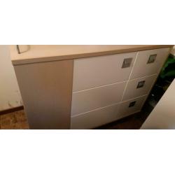 Commode met bijpassend wandplankje