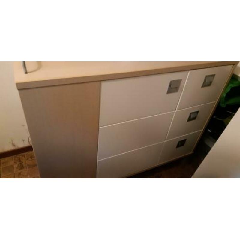 Commode met bijpassend wandplankje