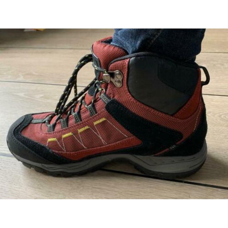Nieuwe trekking shoes of bergschoenen