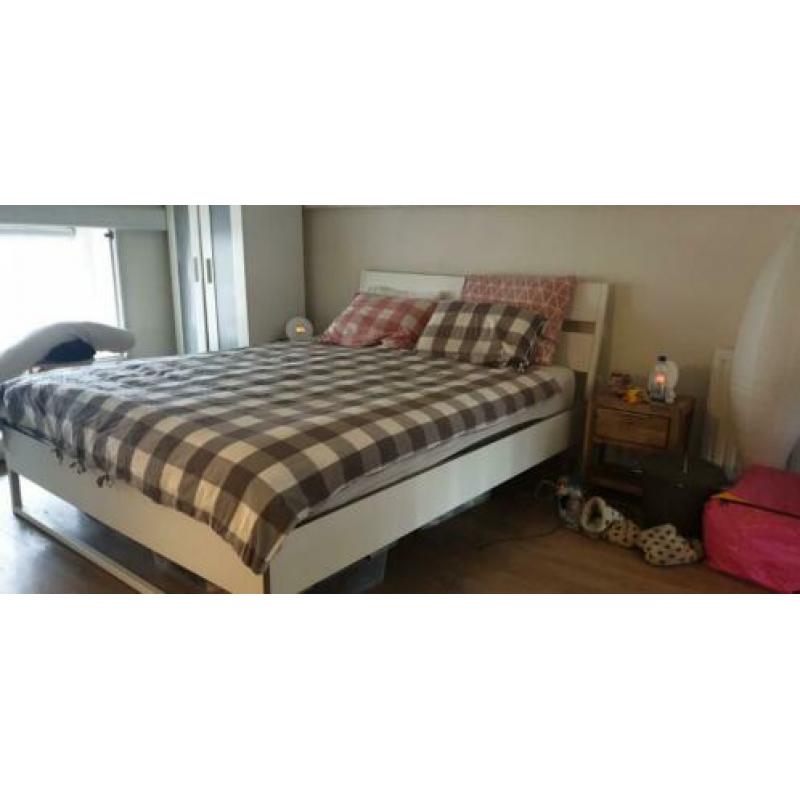 Wit bedframe inclusief lattenbodems