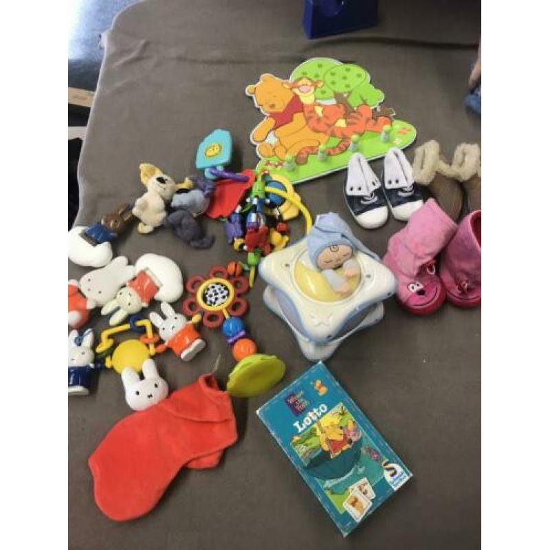 Baby kinder speelgoed spenen en flessen