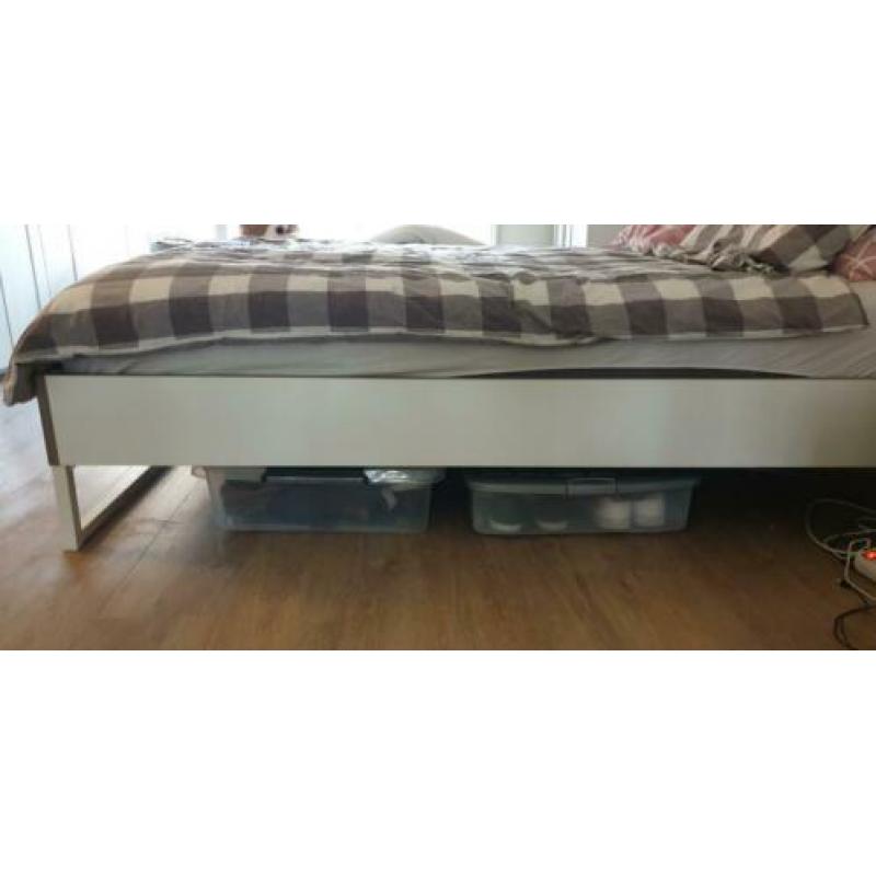 Wit bedframe inclusief lattenbodems