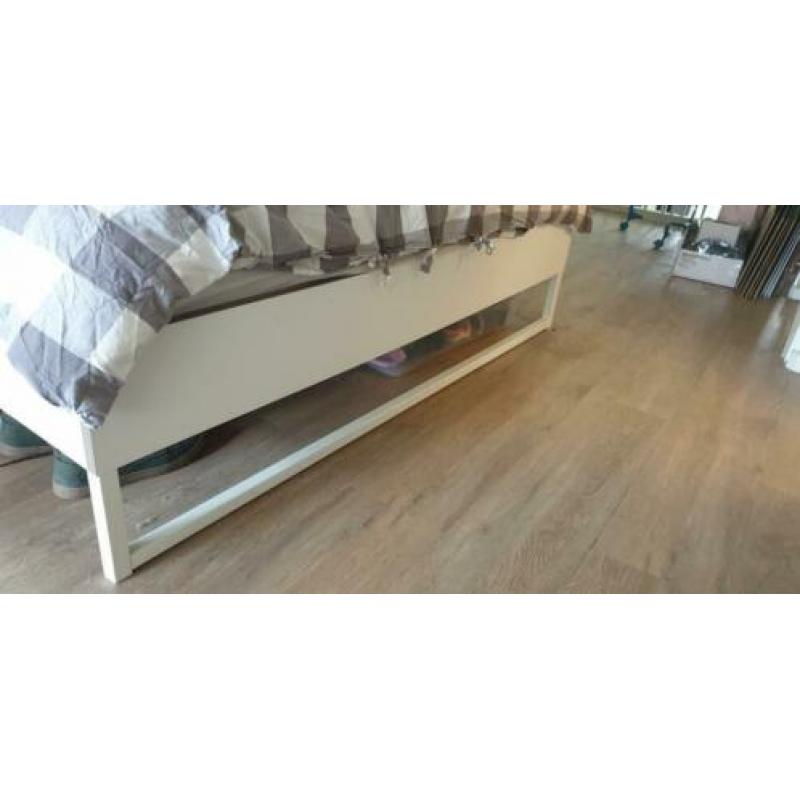 Wit bedframe inclusief lattenbodems