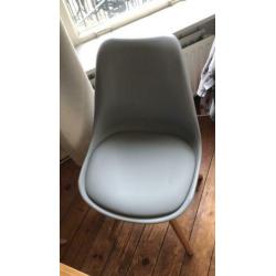 2 nieuwe eetkamer stoelen