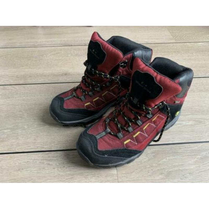 Nieuwe trekking shoes of bergschoenen
