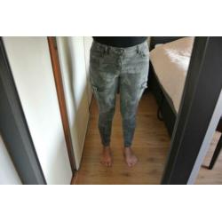 Leger broek maat 42.