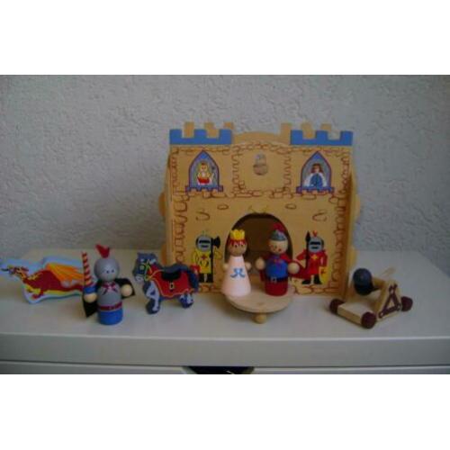 7 del houten kasteel van 23hx23lx18br met draaischijf ridder