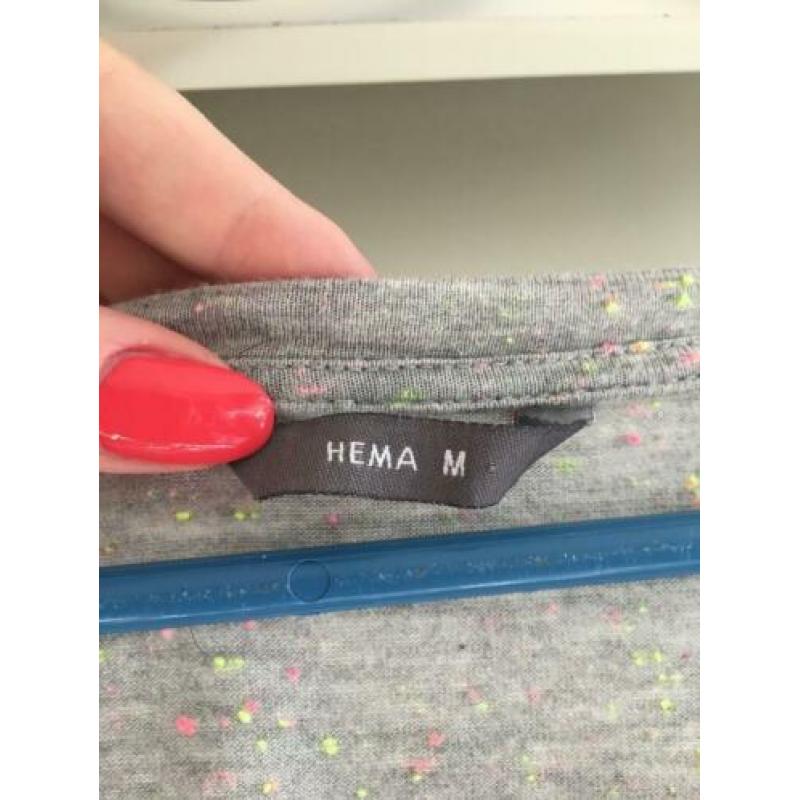 Hema: Grijze top met neon kleurige puntjes en V-hals (M)