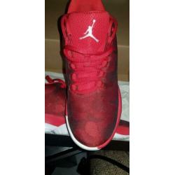Jordans schoenen maat 35!! Zien er goed uit!