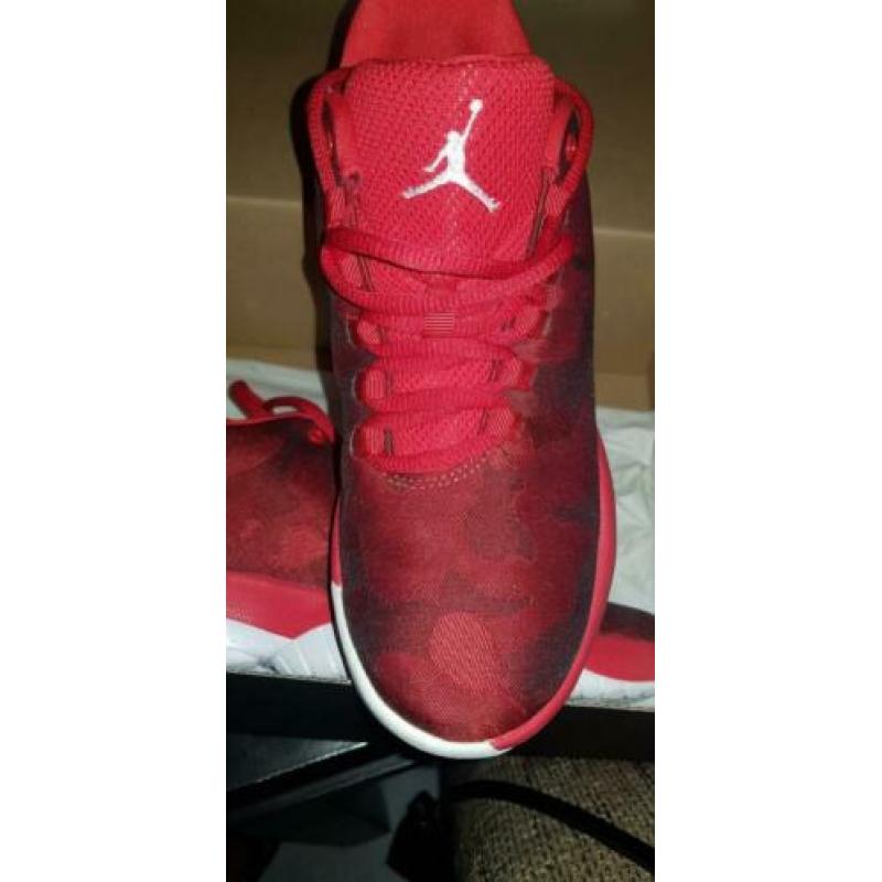 Jordans schoenen maat 35!! Zien er goed uit!
