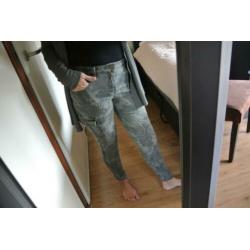 Leger broek maat 42.