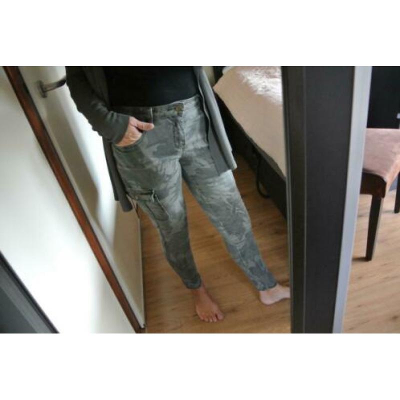 Leger broek maat 42.