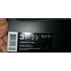 Jordans schoenen maat 35!! Zien er goed uit!
