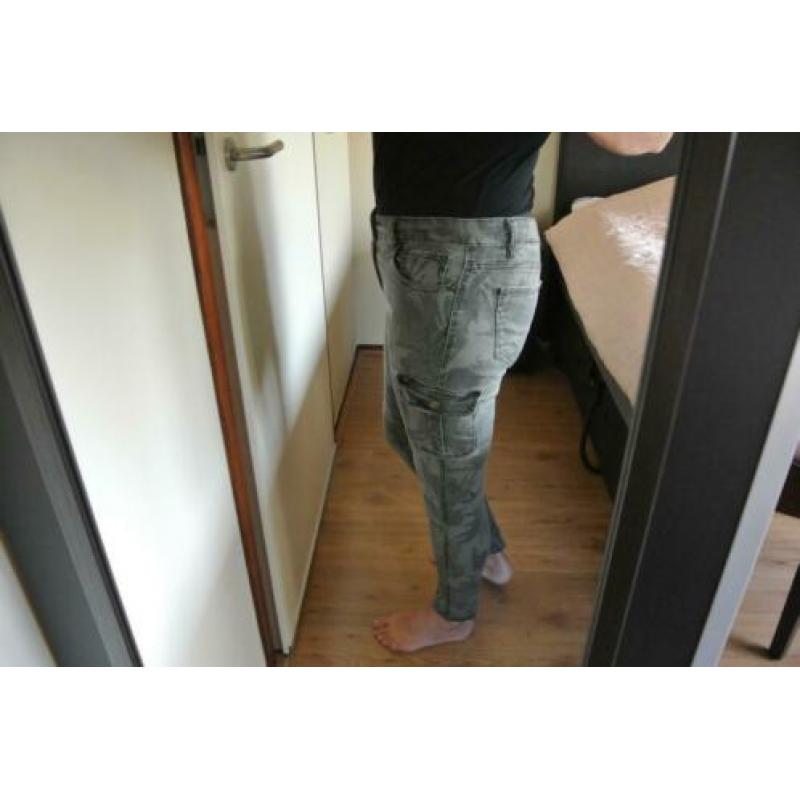 Leger broek maat 42.