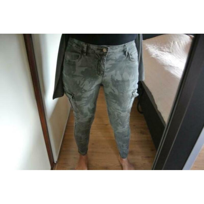 Leger broek maat 42.