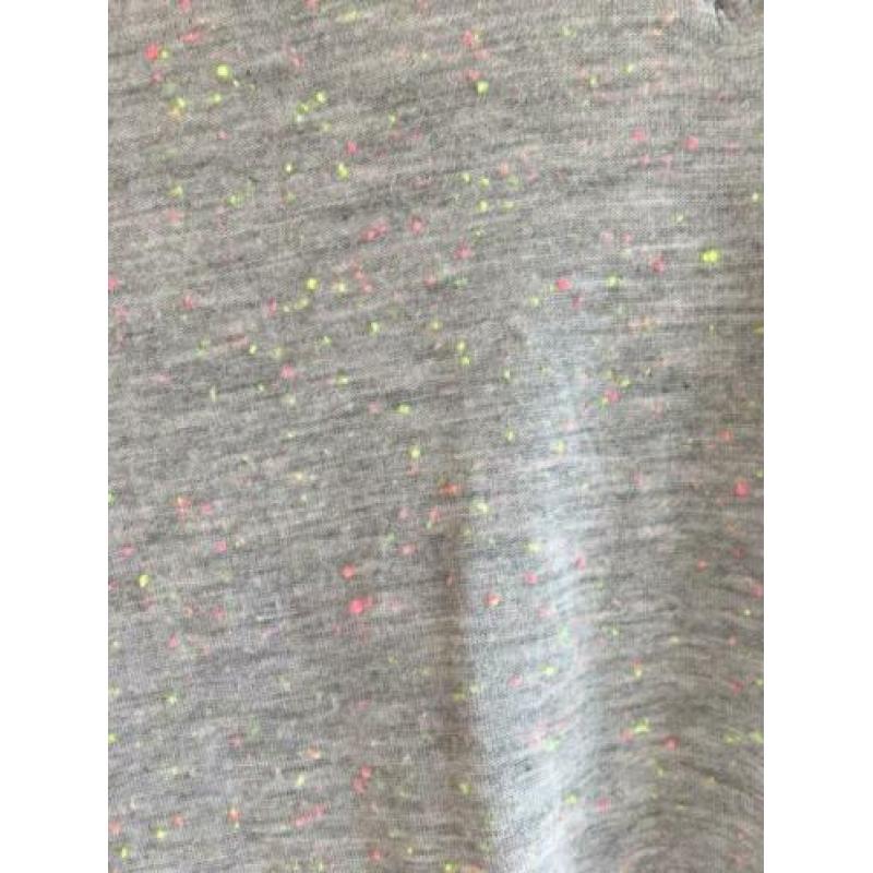 Hema: Grijze top met neon kleurige puntjes en V-hals (M)