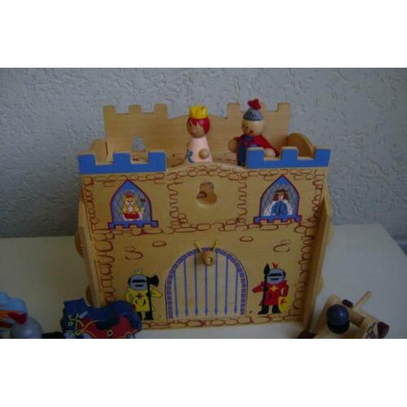 7 del houten kasteel van 23hx23lx18br met draaischijf ridder